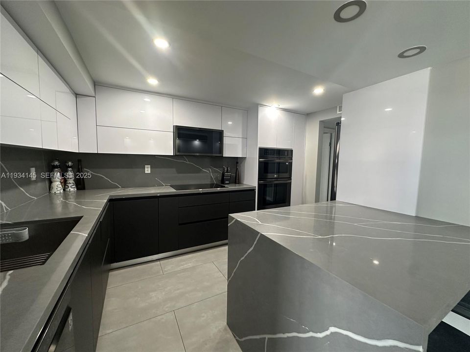 For Rent: $2,700 (2 beds, 1 baths, 1075 Square Feet)