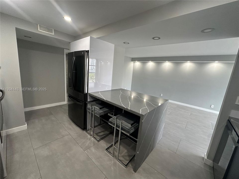 For Rent: $2,700 (2 beds, 1 baths, 1075 Square Feet)