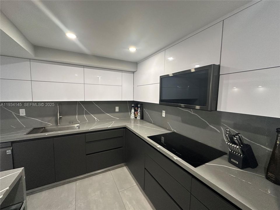 For Rent: $2,700 (2 beds, 1 baths, 1075 Square Feet)