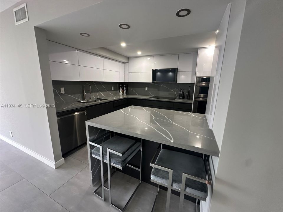 For Rent: $2,700 (2 beds, 1 baths, 1075 Square Feet)