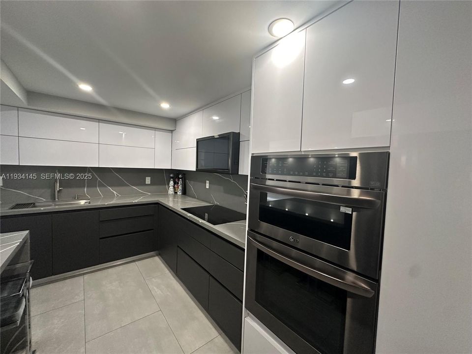 For Rent: $2,700 (2 beds, 1 baths, 1075 Square Feet)