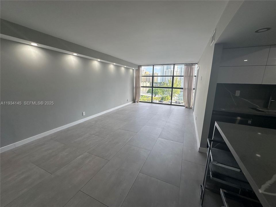 For Rent: $2,700 (2 beds, 1 baths, 1075 Square Feet)