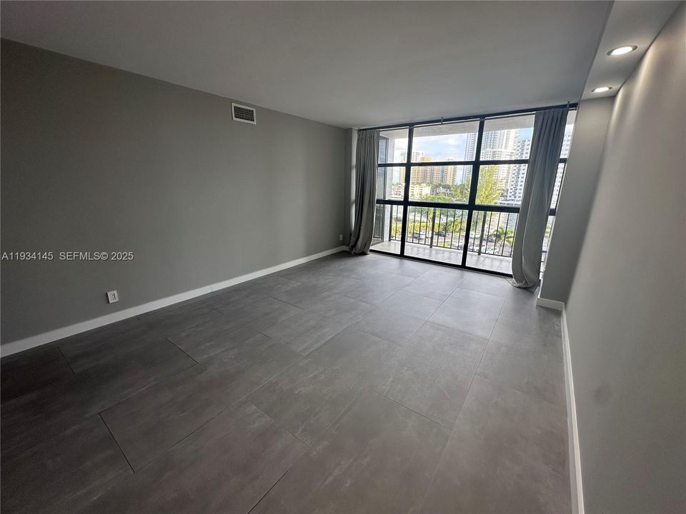 For Rent: $2,700 (2 beds, 1 baths, 1075 Square Feet)