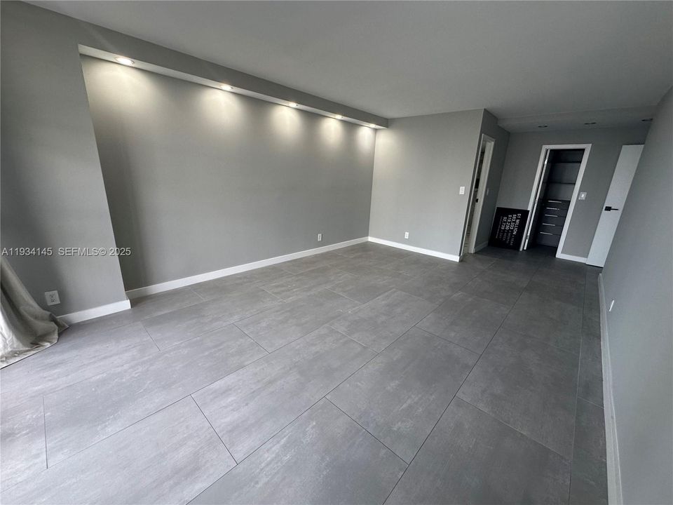 For Rent: $2,700 (2 beds, 1 baths, 1075 Square Feet)