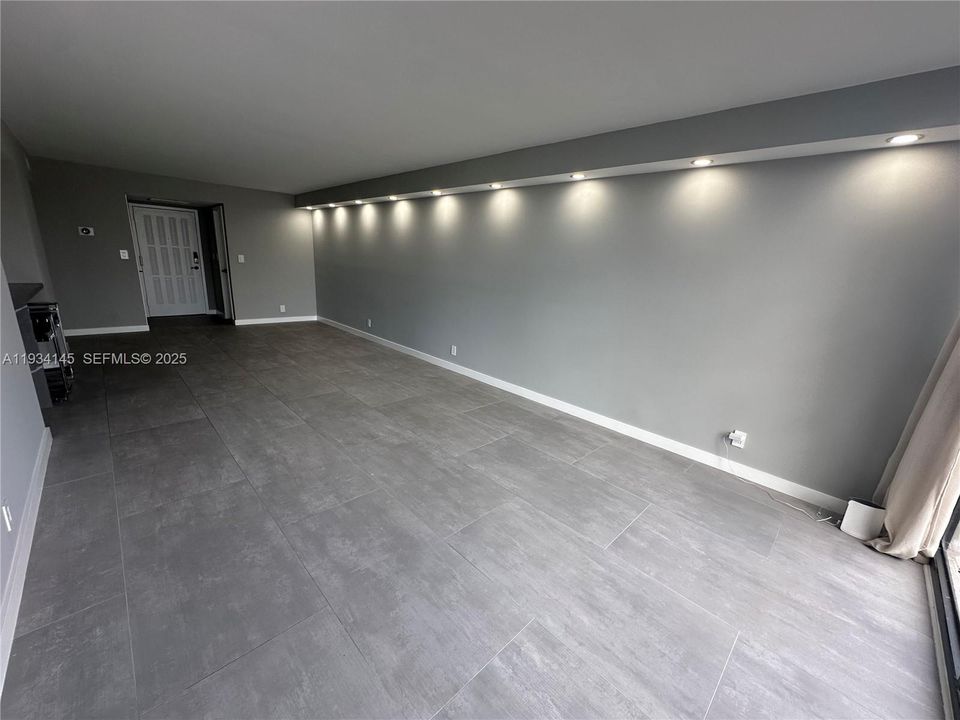 For Rent: $2,700 (2 beds, 1 baths, 1075 Square Feet)