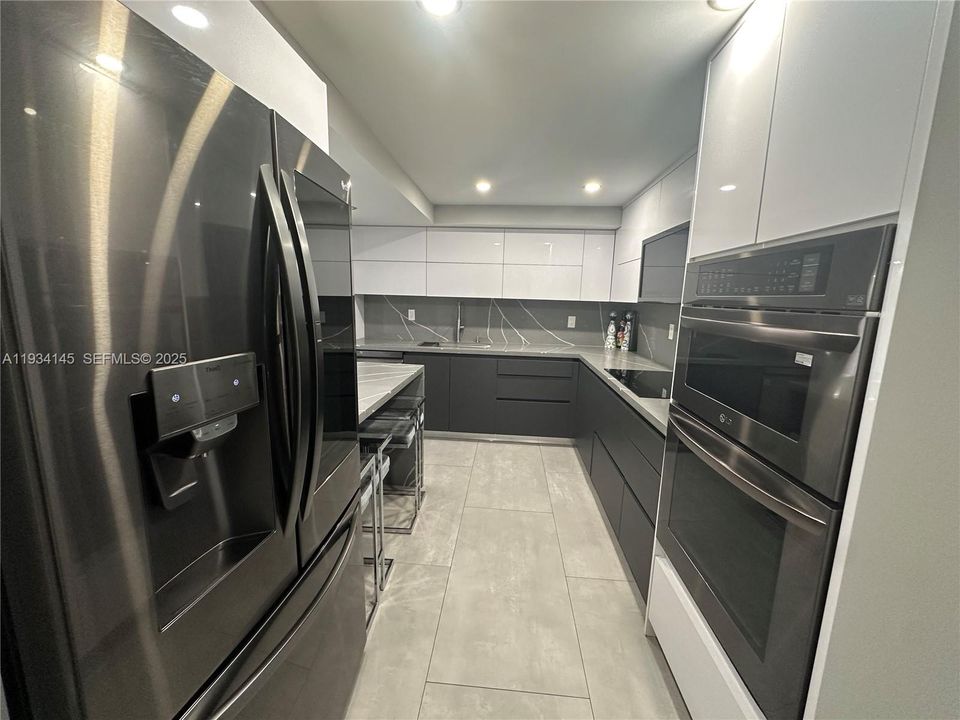 For Rent: $2,700 (2 beds, 1 baths, 1075 Square Feet)