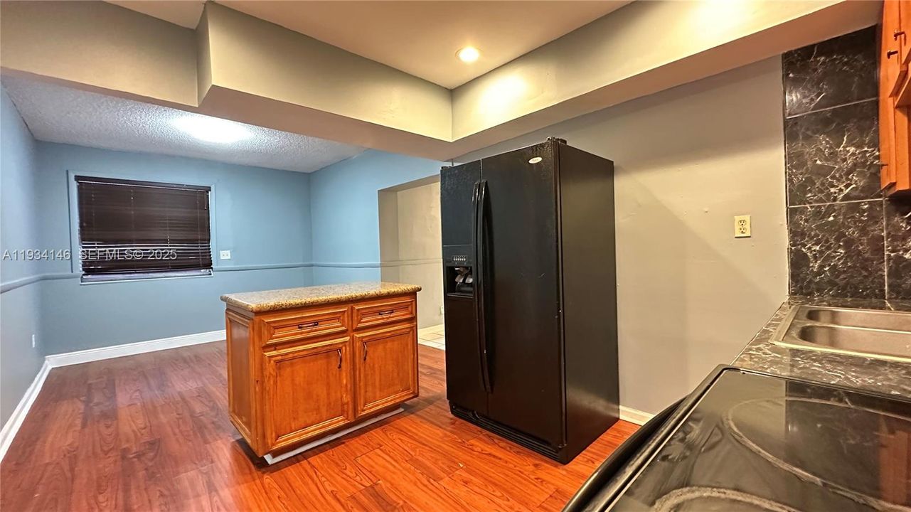 出租: $2,300 (3 贝兹, 2 浴室, 2061 平方英尺)