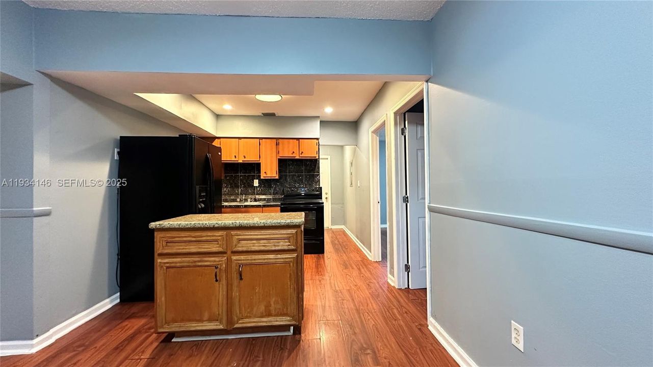 出租: $2,300 (3 贝兹, 2 浴室, 2061 平方英尺)