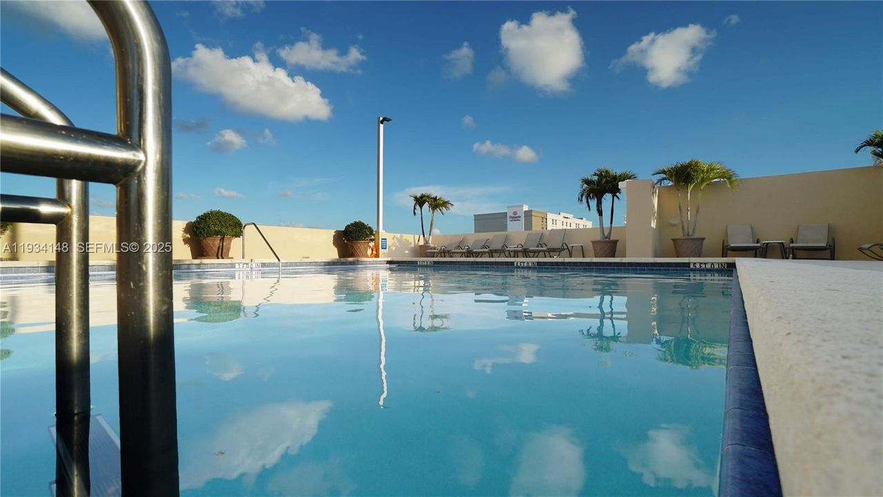 For Rent: $2,600 (2 beds, 2 baths, 942 Square Feet)