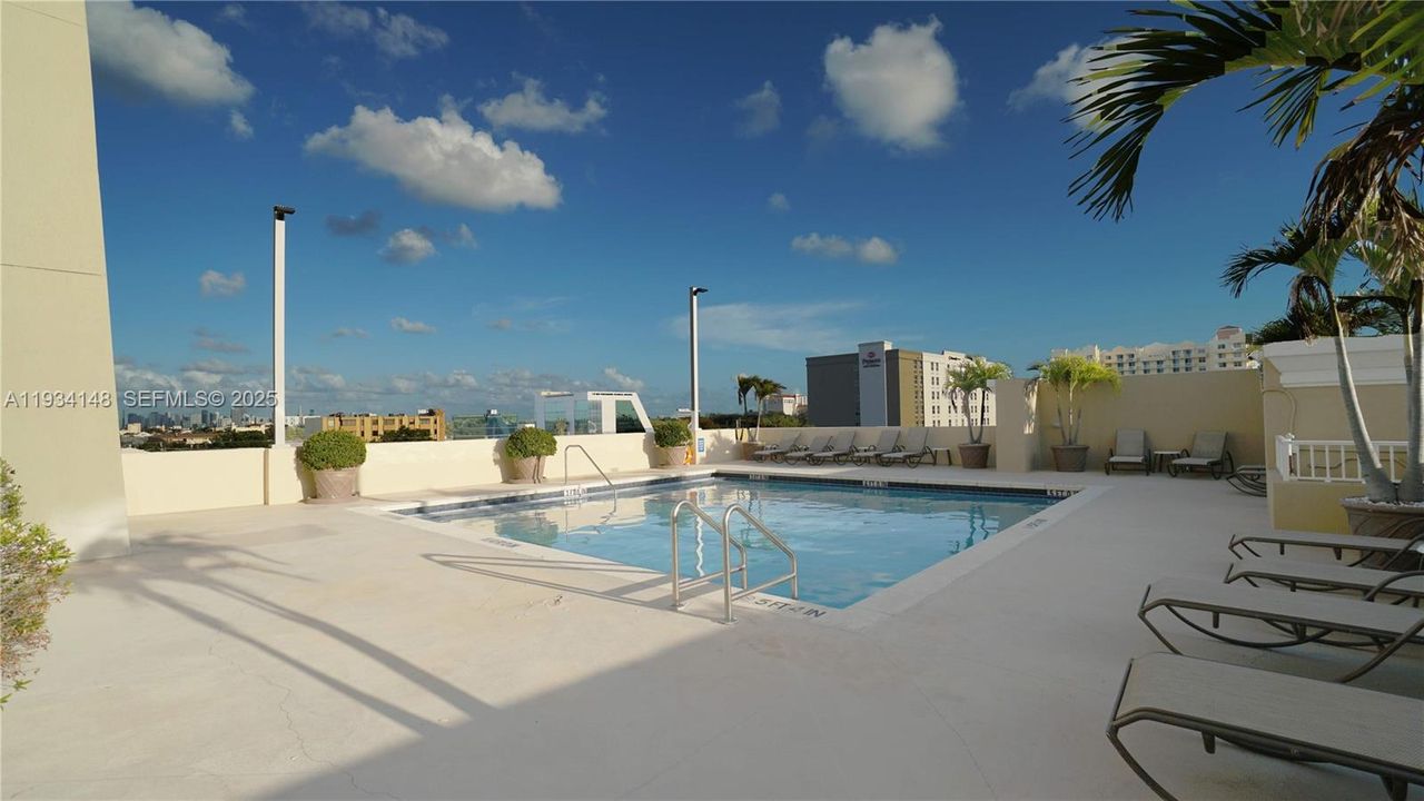 For Rent: $2,600 (2 beds, 2 baths, 942 Square Feet)