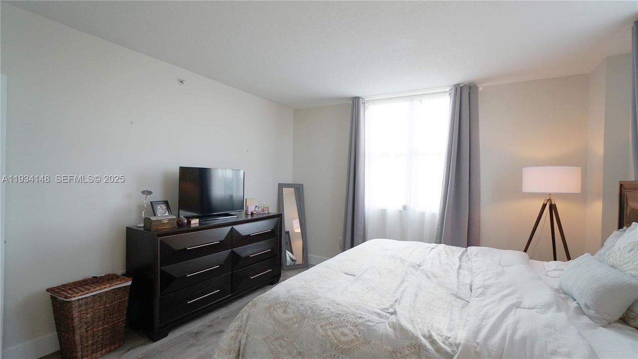 For Rent: $2,600 (2 beds, 2 baths, 942 Square Feet)