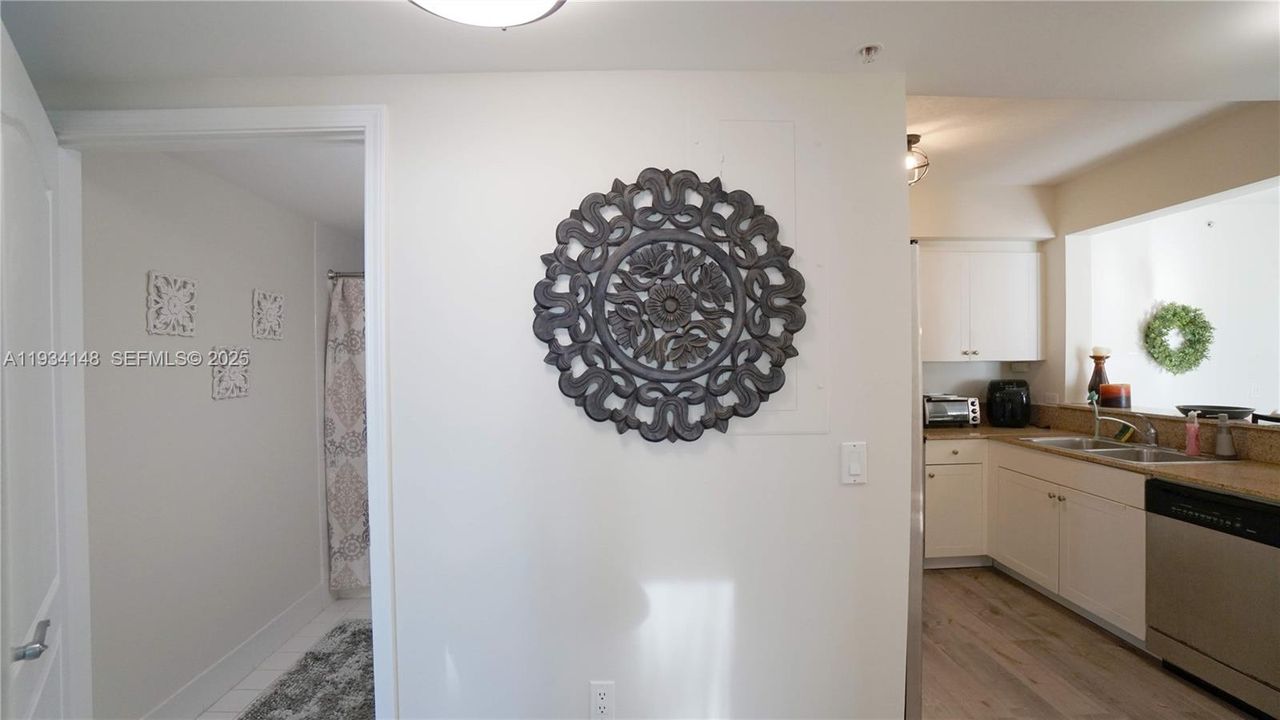 For Rent: $2,600 (2 beds, 2 baths, 942 Square Feet)