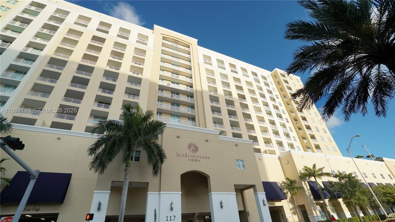 For Rent: $2,600 (2 beds, 2 baths, 942 Square Feet)