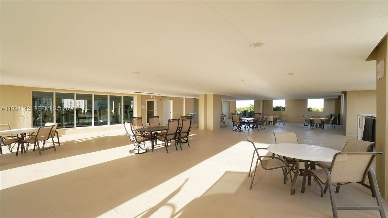 For Rent: $2,600 (2 beds, 2 baths, 942 Square Feet)