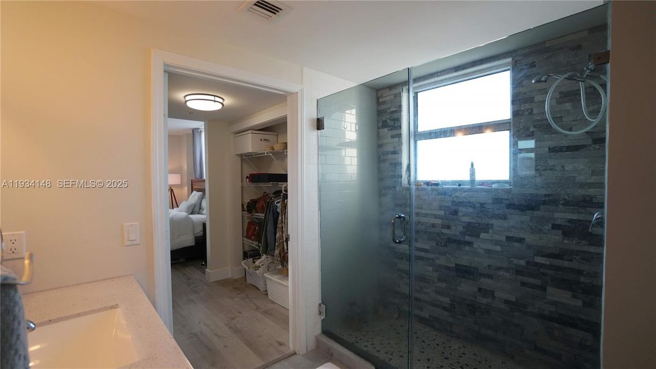 For Rent: $2,600 (2 beds, 2 baths, 942 Square Feet)