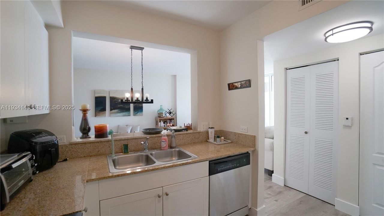 For Rent: $2,600 (2 beds, 2 baths, 942 Square Feet)