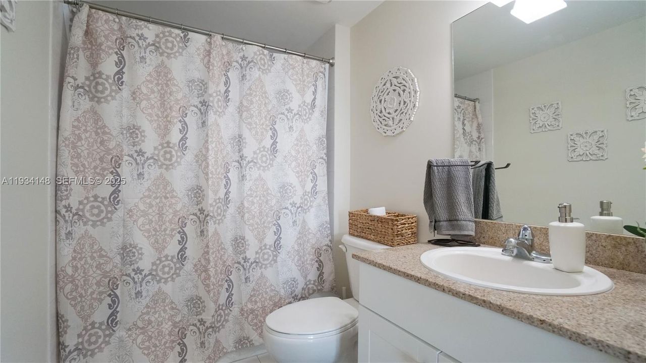 For Rent: $2,600 (2 beds, 2 baths, 942 Square Feet)