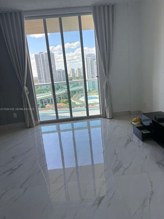 For Rent: $2,400 (1 beds, 1 baths, 1000 Square Feet)