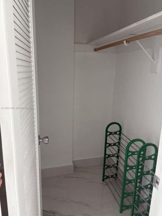 For Rent: $2,400 (1 beds, 1 baths, 1000 Square Feet)