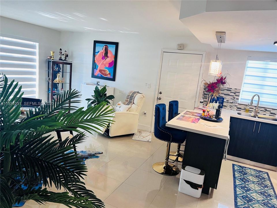 For Rent: $2,900 (1 beds, 1 baths, 630 Square Feet)