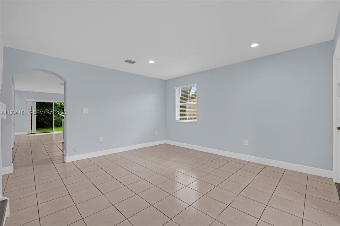 For Rent: $3,075 (3 beds, 2 baths, 1470 Square Feet)