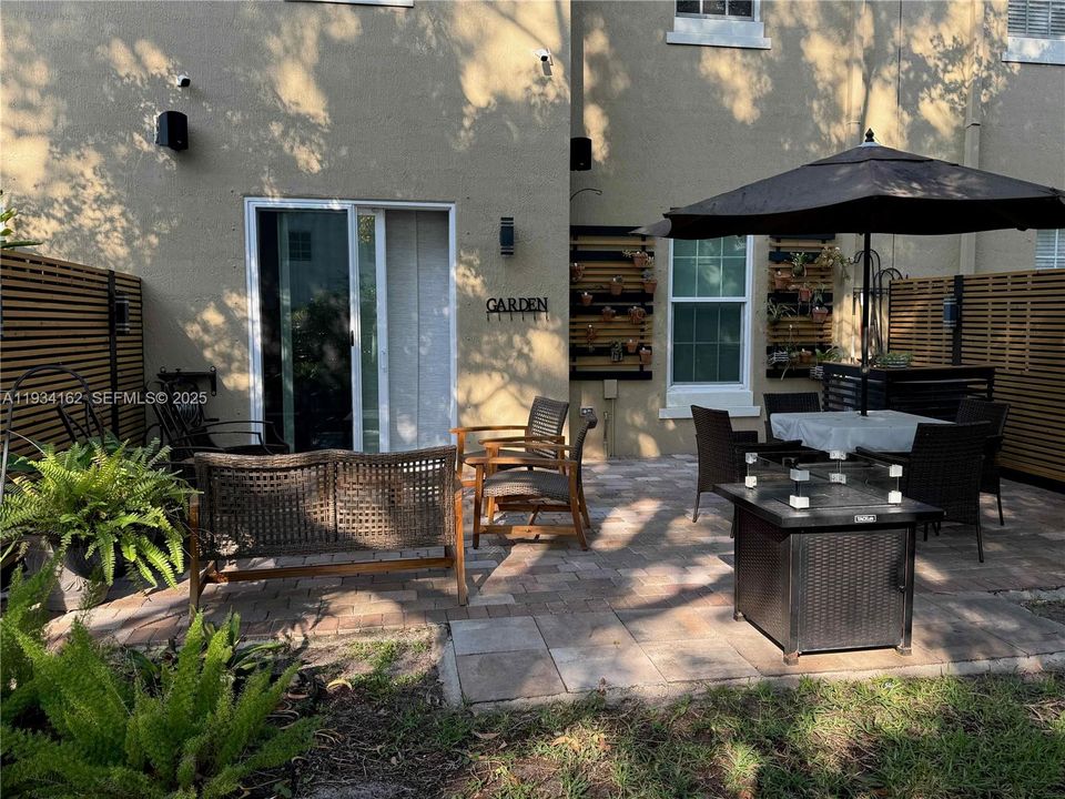 В аренду: $3,300 (3 спален, 2 ванн, 1888 Квадратных фут)