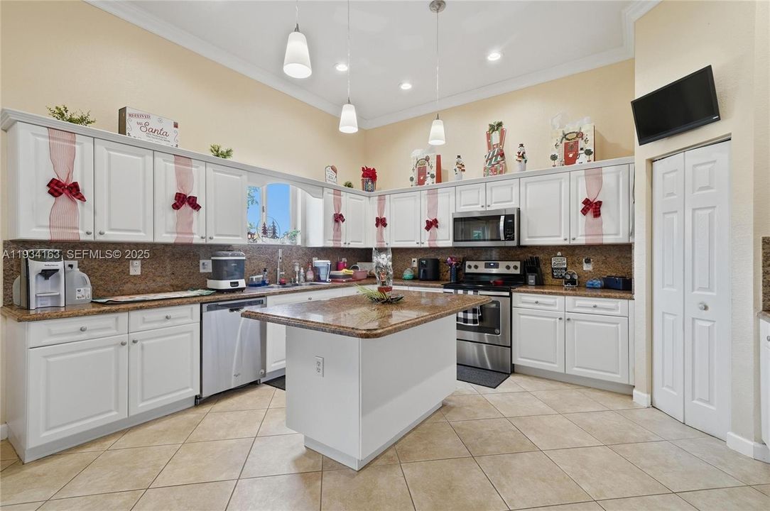 For Sale: $595,000 (4 beds, 3 baths, 2792 Square Feet)