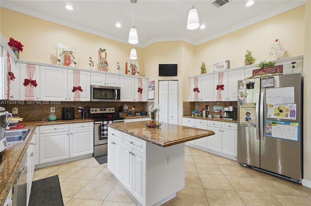 For Sale: $595,000 (4 beds, 3 baths, 2792 Square Feet)