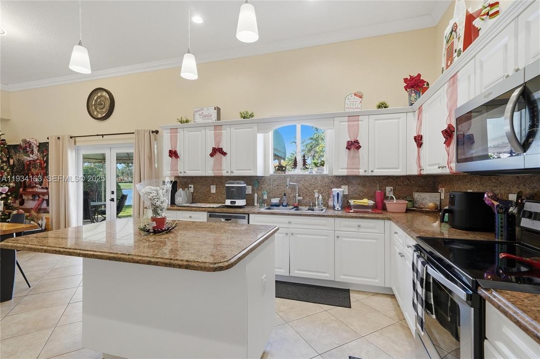 For Sale: $595,000 (4 beds, 3 baths, 2792 Square Feet)