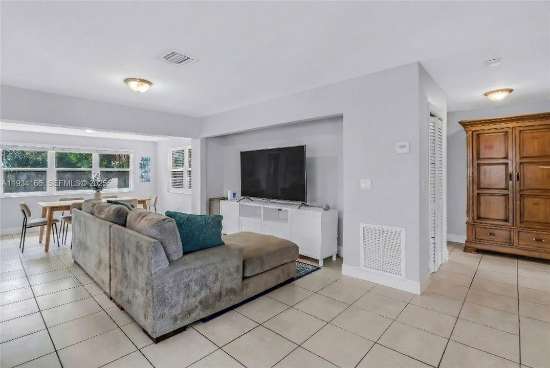 For Sale: $564,500 (4 beds, 2 baths, 1739 Square Feet)