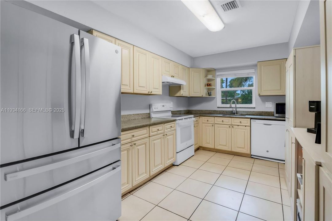 For Sale: $564,500 (4 beds, 2 baths, 1739 Square Feet)