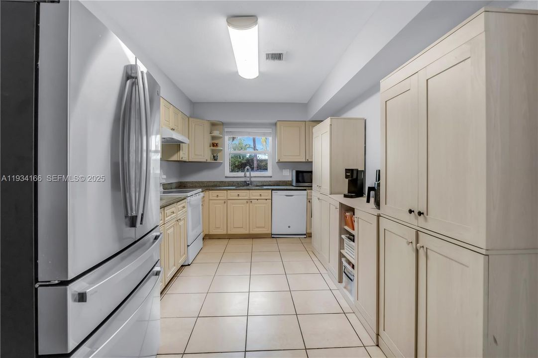 For Sale: $564,500 (4 beds, 2 baths, 1739 Square Feet)