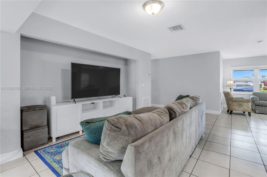 For Sale: $564,500 (4 beds, 2 baths, 1739 Square Feet)