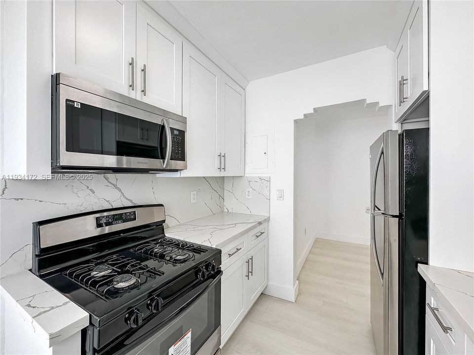 For Rent: $1,900 (1 beds, 1 baths, 800 Square Feet)