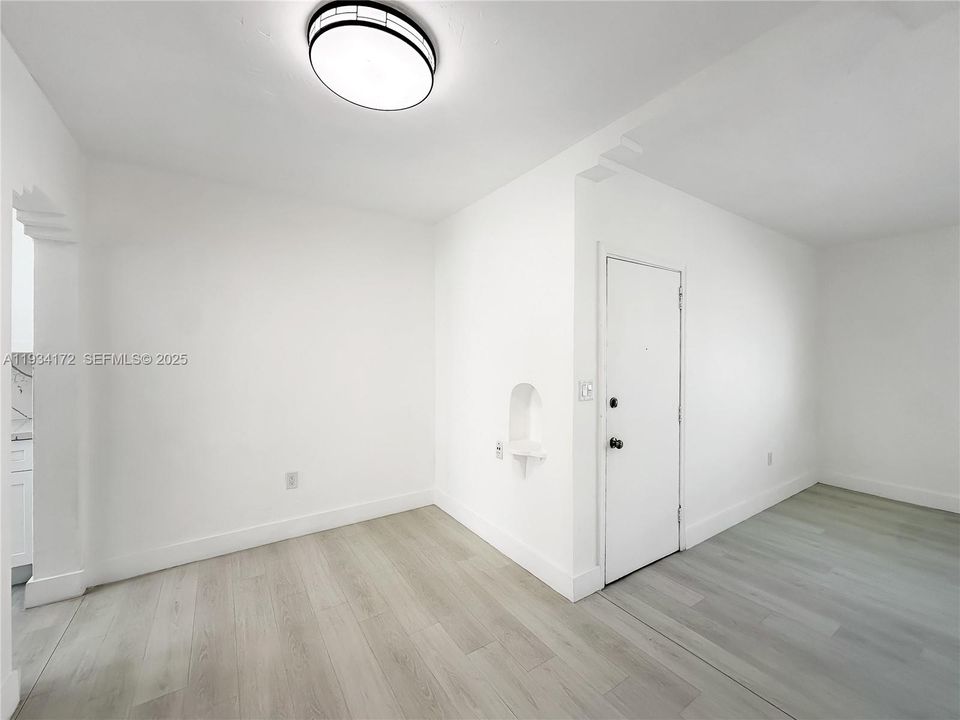 For Rent: $1,900 (1 beds, 1 baths, 800 Square Feet)