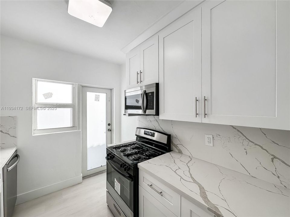 For Rent: $1,900 (1 beds, 1 baths, 800 Square Feet)