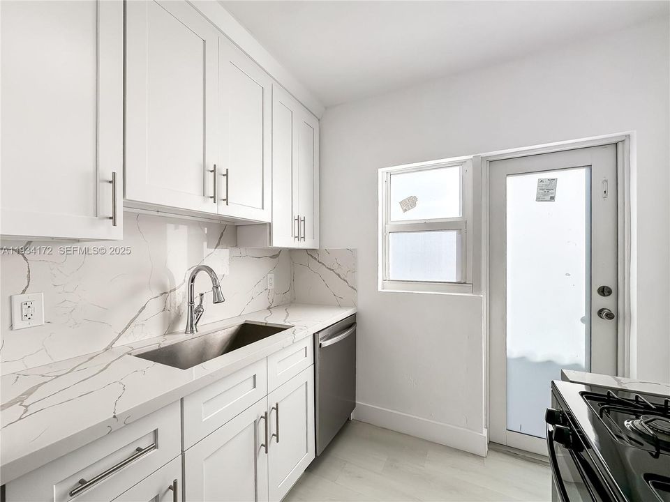 For Rent: $1,900 (1 beds, 1 baths, 800 Square Feet)