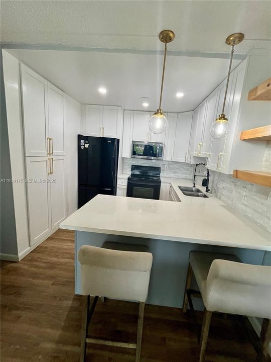 待售: $249,999 (2 贝兹, 1 浴室, 942 平方英尺)