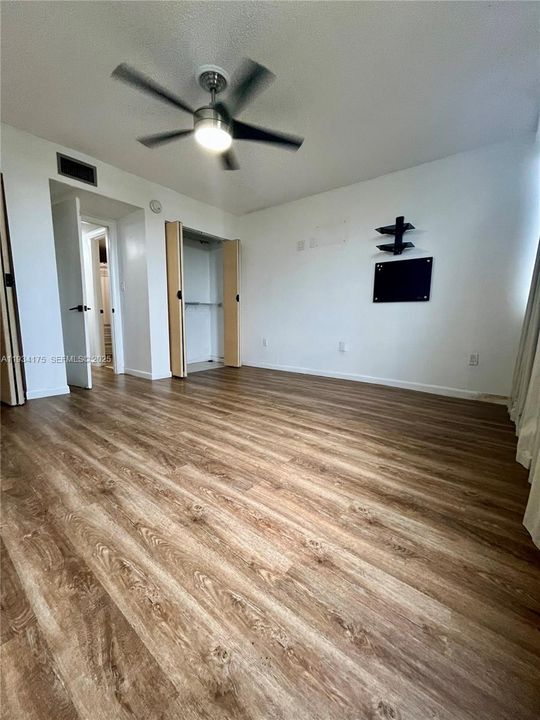 待售: $249,999 (2 贝兹, 1 浴室, 942 平方英尺)