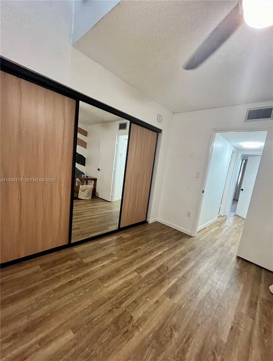 待售: $249,999 (2 贝兹, 1 浴室, 942 平方英尺)