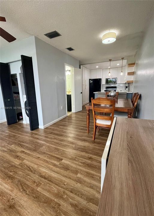 待售: $249,999 (2 贝兹, 1 浴室, 942 平方英尺)