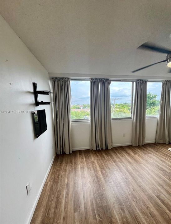 待售: $249,999 (2 贝兹, 1 浴室, 942 平方英尺)