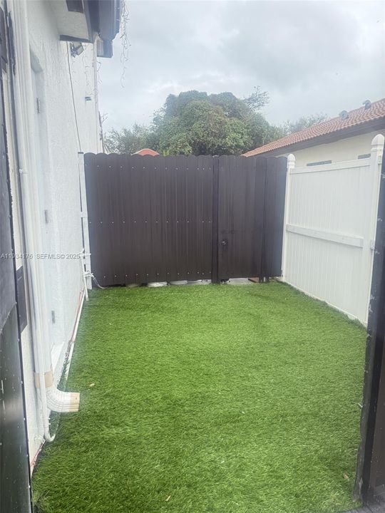 For Rent: $1,450 (1 beds, 1 baths, 2923 Square Feet)