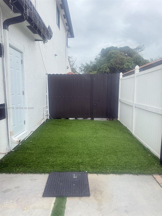 For Rent: $1,450 (1 beds, 1 baths, 2923 Square Feet)