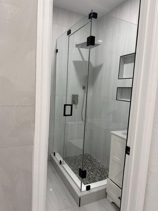 For Rent: $1,450 (1 beds, 1 baths, 2923 Square Feet)