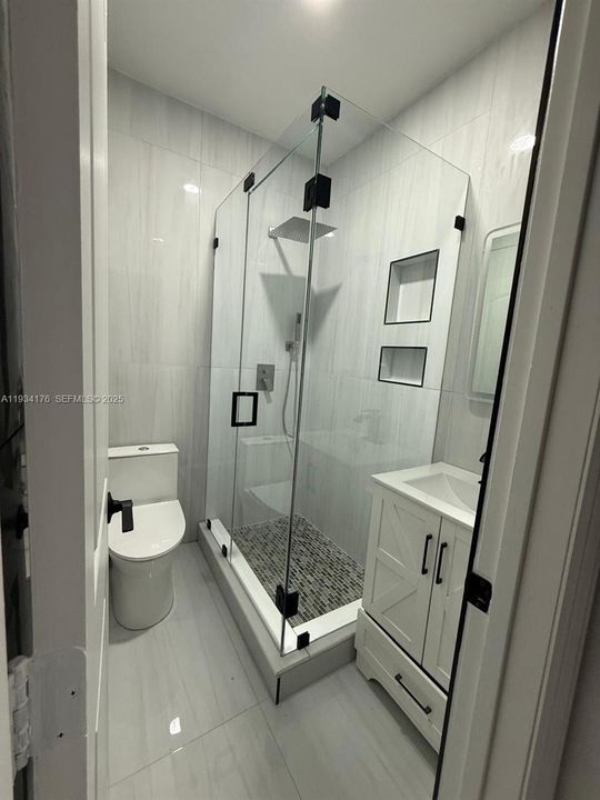 For Rent: $1,450 (1 beds, 1 baths, 2923 Square Feet)