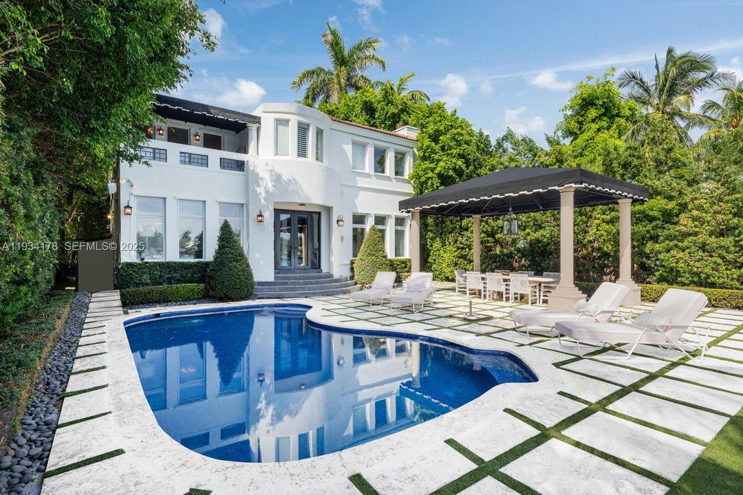 En Renta: $90,000 (6 camas, 5 baños, 5054 Pies cuadrados)