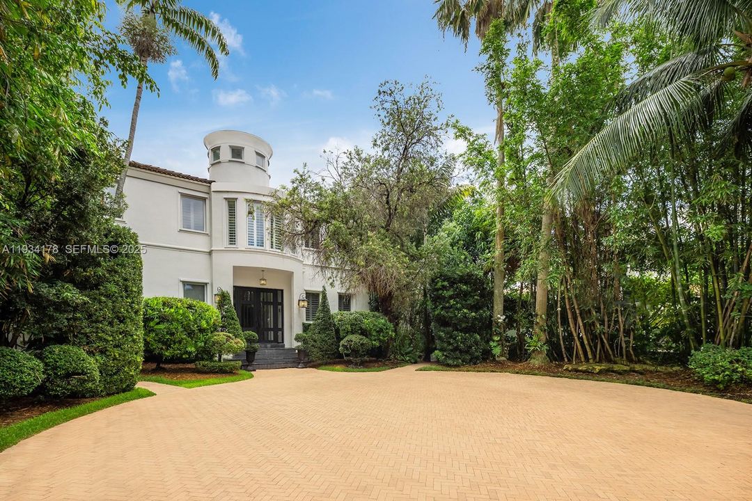 En Renta: $90,000 (6 camas, 5 baños, 5054 Pies cuadrados)