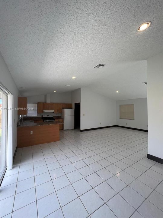 В аренду: $3,800 (3 спален, 2 ванн, 1708 Квадратных фут)