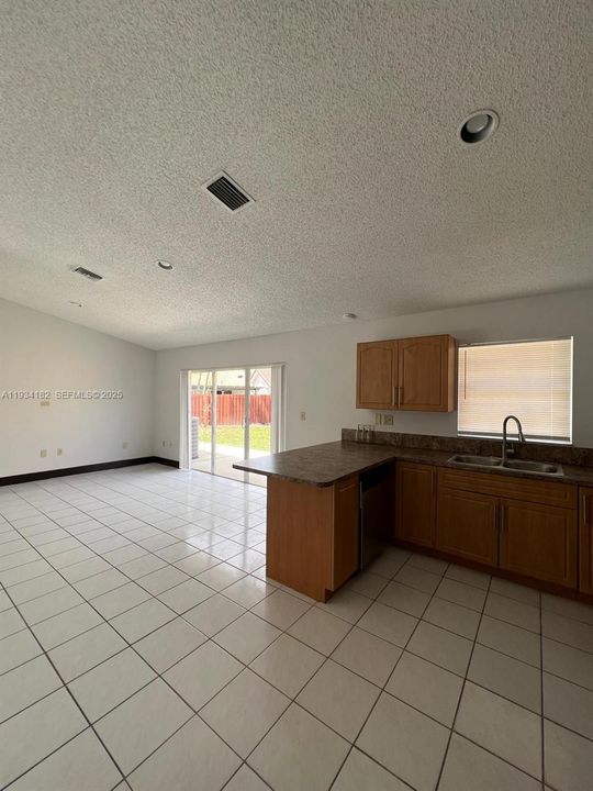 В аренду: $3,800 (3 спален, 2 ванн, 1708 Квадратных фут)